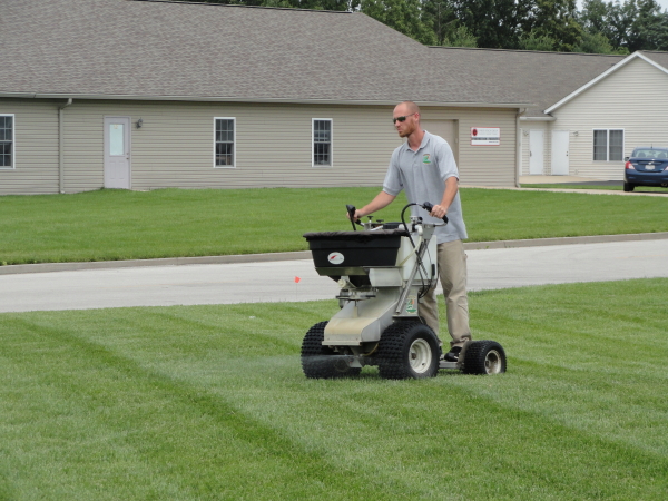 Lying Fertilizer To A Lawn When And How Much Turfgator Lying Fertilizer To A Lawn When And How Much Turfgator